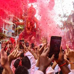 Devotos portan un ídolo de la deidad hindú Ganesha para sumergirlo en el Mar Arábigo durante el festival 'Ganesh Chaturthi' en Mumbai, India. | Foto:Indranil Mukherjee / AFP