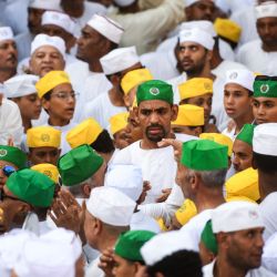 Egipcios participan en una procesión para celebrar el nacimiento del profeta Mahoma en el antiguo barrio islámico de Azhar, El Cairo. | Foto:Ahmad Hassan / AFP