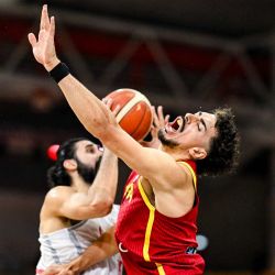 El alero español Josep Puerto intenta bloquear al pivot georgiano Goga Bitadze durante el partido del EurBasquet FIBA 2025 entre Giorgia y España. | Foto:Jewel Samad / AFP