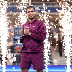 El español Carlos Alcaraz posa con su trofeo tras ganar la final individual masculina de tenis contra el italiano Jannik Sinner del torneo de tenis US Open en el Centro Nacional de Tenis Billie Jean King de la USTA en la ciudad de Nueva York. | Foto:CHARLY TRIBALLEAU / AFP