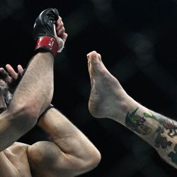El lituano Modestas Bukauskas recibe una patada del escocés Paul Craig durante su combate de artes marciales mixtas en la cuarta edición del peso semipesado del Ultimate Fighting Championship (UFC) en el Bercy Accor Arena, en París. | Foto:JULIEN DE ROSA / AFP