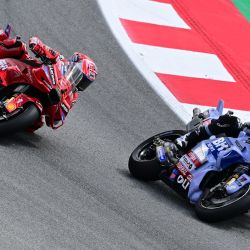 El piloto español de MotoGP, Álex Márquez, del equipo BK8 Gresini Racing, adelanta a Marc Márquez, del equipo Ducati Lenovo, en la carrera de MotoGP del Gran Premio de Cataluña, disputada en el Circuit de Catalunya en Montmeló, a las afueras de Barcelona. | Foto:Josep Lago / AFP