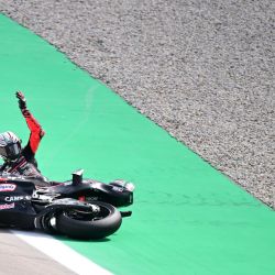 El piloto italiano de MotoGP, Marco Bezzecchi, del equipo Aprilia Racing, se accidentó durante la carrera de MotoGP del Gran Premio de Cataluña en el Circuit de Catalunya en Montmeló, a las afueras de Barcelona. | Foto:Josep Lago / AFP