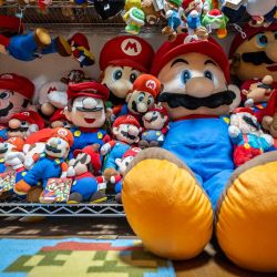 Esta foto muestra peluches de Super Mario en varios tamaños antes del 40.º aniversario de la mascota de Nintendo en la residencia del coleccionista Kikai en Mishima, prefectura de Shizuoka. Rodeado de miles de objetos con la imagen del fontanero bigotudo de Nintendo, Kikai, de 40 años, reflexiona que su "vida sería totalmente diferente sin Mario", quien también cumple cuatro décadas esta semana. | Foto:Yuichi Yamazaki / AFP