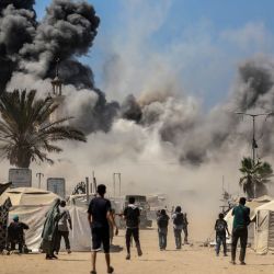 Humo emana de un edificio residencial colapsado después de un ataque aéreo israelí, en la Ciudad de Gaza. | Foto:Xinhua/Rizek Abdeljawad