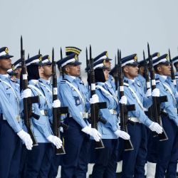 Imagen de cadetes de la Fuerza Aérea Pakistaní marchando en el mausoleo del fundador de Pakistán, Muhammad Ali Jinnah, durante una ceremonia para conmemorar el Día de la Defensa, en la ciudad portuaria de Karachi, en el sur de Pakistán. | Foto:Xinhua/Str