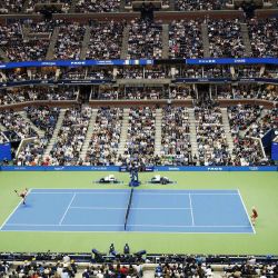 Imagen de Carlos Alcaraz, de España, sirviendo la pelota durante el partido final de individuales masculinos entre Carlos Alcaraz, de España y Jannik Sinner, de Italia, en el campeonato de tenis US Open 2025, en Nueva York, Estados Unidos. | Foto:Xinhua/Wu Xiaoling