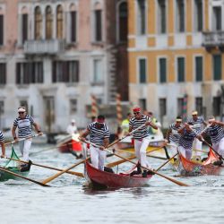 Imagen de personas participando en la Regata Histórica, en Venecia, Italia. La Regata Histórica es un desfile anual de botes y una carrera de remo en el Gran Canal de Venecia. | Foto:Xinhua/Li Jing