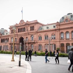 Personas caminan frente a la Casa Rosada, sede del gobierno argentino, en la ciudad de Buenos Aires, capital de Argentina. Los valores del peso argentino, junto a las acciones y los títulos públicos del país, reportaron fuertes caídas, tras el revés electoral que tuvo el partido gobernante en las elecciones legislativas realizadas el domingo en la provincia de Buenos Aires. | Foto:Xinhua/Martín Zabala