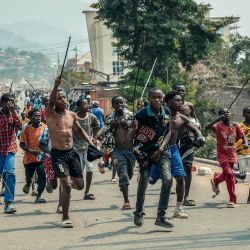 Un grupo de manifestantes blande palos mientras marcha durante una manifestación en Uvira. Las manifestaciones estallaron en la ciudad de Uvira, al este de la República Democrática del Congo, contra la presencia del general del ejército congoleño Olivier Gasita, oficial designado por el presidente Tshisekedi para dirigir la inteligencia militar de la 33.ª Región Militar. La sociedad civil lo acusa de haber facilitado la caída de la ciudad de Bukavu en manos del grupo M23 en febrero de 2025. | Foto:AFP