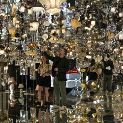 Visitantes observan una obra del artista chino Song Dong, expuesta en la 36.ª Bienal de São Paulo, Brasil. La 36.ª Bienal de São Paulo presenta obras de unos 125 artistas y estará abierta hasta enero. | Foto:NELSON ALMEIDA / AFP