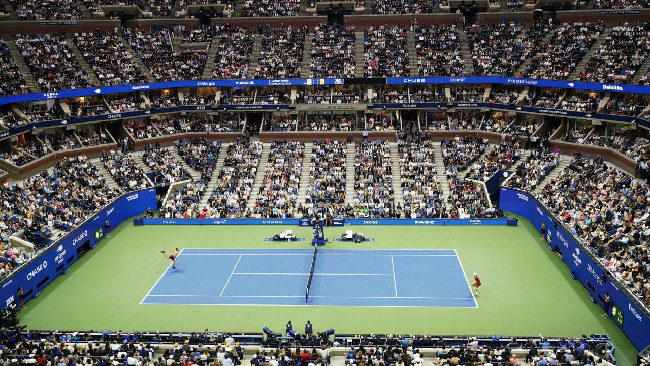 Imagen de Carlos Alcaraz, de España, sirviendo la pelota durante el partido final de individuales masculinos entre Carlos Alcaraz, de España y Jannik Sinner, de Italia, en el campeonato de tenis US Open 2025, en Nueva York, Estados Unidos. | Foto:Xinhua/Wu Xiaoling