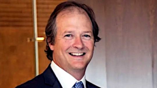 El secretario de Energía prevé un ajuste de la producción petrolera por la caída del precio del barril