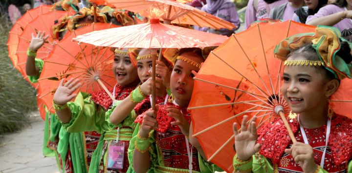 Bailarinas asisten al Festival de los Paraguas en el Taman Balekambang, en Surakarta, Java Central, Indonesia.
