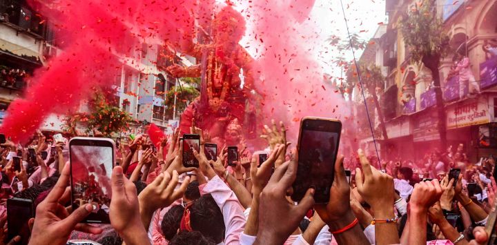 Devotos portan un ídolo de la deidad hindú Ganesha para sumergirlo en el Mar Arábigo durante el festival 'Ganesh Chaturthi' en Mumbai, India.