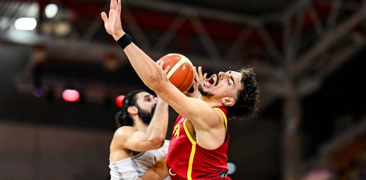 El alero español Josep Puerto intenta bloquear al pivot georgiano Goga Bitadze durante el partido del EurBasquet FIBA 2025 entre Giorgia y España.