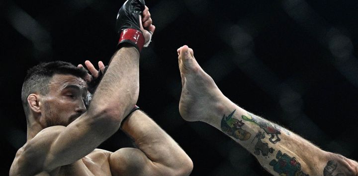 El lituano Modestas Bukauskas recibe una patada del escocés Paul Craig durante su combate de artes marciales mixtas en la cuarta edición del peso semipesado del Ultimate Fighting Championship (UFC) en el Bercy Accor Arena, en París.