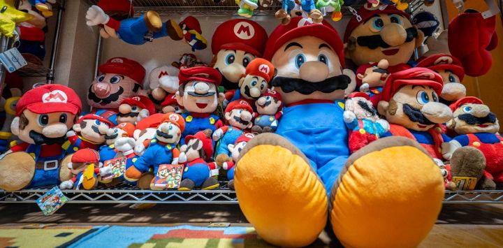 Esta foto muestra peluches de Super Mario en varios tamaños antes del 40.º aniversario de la mascota de Nintendo en la residencia del coleccionista Kikai en Mishima, prefectura de Shizuoka. Rodeado de miles de objetos con la imagen del fontanero bigotudo de Nintendo, Kikai, de 40 años, reflexiona que su "vida sería totalmente diferente sin Mario", quien también cumple cuatro décadas esta semana.