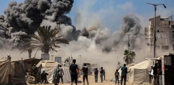 Humo emana de un edificio residencial colapsado después de un ataque aéreo israelí, en la Ciudad de Gaza.