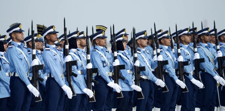 Imagen de cadetes de la Fuerza Aérea Pakistaní marchando en el mausoleo del fundador de Pakistán, Muhammad Ali Jinnah, durante una ceremonia para conmemorar el Día de la Defensa, en la ciudad portuaria de Karachi, en el sur de Pakistán.