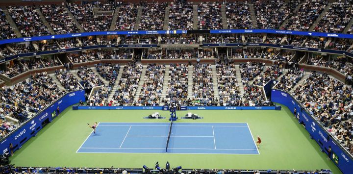 Imagen de Carlos Alcaraz, de España, sirviendo la pelota durante el partido final de individuales masculinos entre Carlos Alcaraz, de España y Jannik Sinner, de Italia, en el campeonato de tenis US Open 2025, en Nueva York, Estados Unidos.