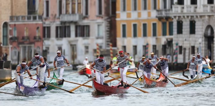 Imagen de personas participando en la Regata Histórica, en Venecia, Italia. La Regata Histórica es un desfile anual de botes y una carrera de remo en el Gran Canal de Venecia.