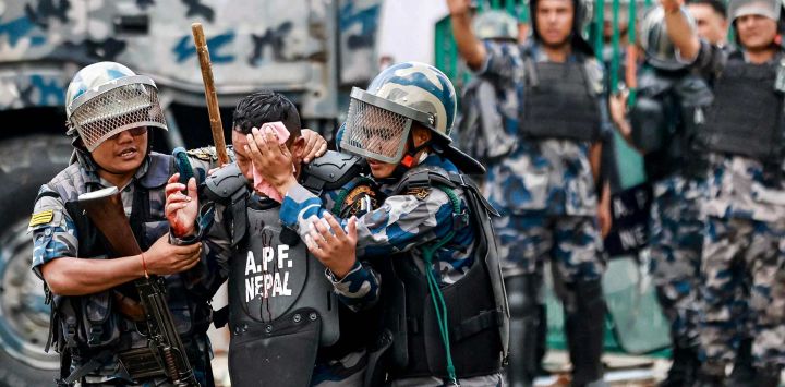 La policía antidisturbios carga a un compañero herido mientras los manifestantes lanzan piedras durante una protesta frente al Parlamento en Katmandú, condenando la prohibición de las redes sociales y la corrupción gubernamental. Al menos 16 manifestantes murieron después de que la policía nepalí disparara balas de goma, gases lacrimógenos y cañones de agua para dispersar a los manifestantes que exigían que el gobierno levantara la prohibición de las redes sociales y combatiera la corrupción.