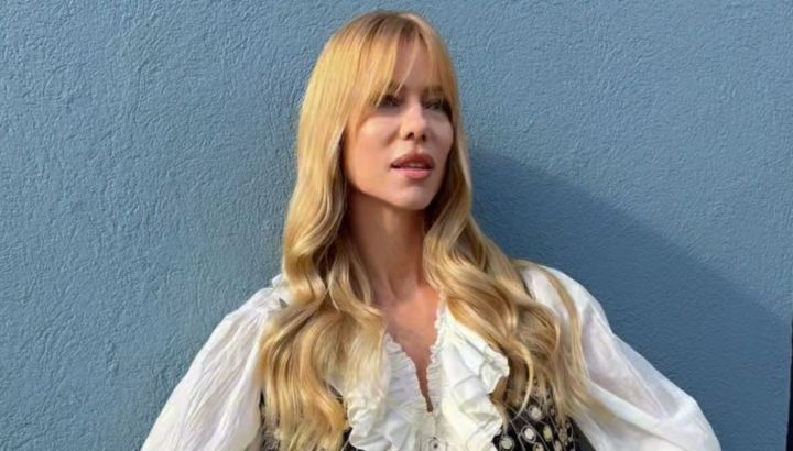 Estilo boho chic y color tendencia: el look más cómodo de Nicole Neumann con un vestido túnica