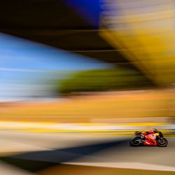 El piloto español de MotoGP, Pedro Acosta, del equipo Red Bull KTM Factory Racing, pilota su moto durante la segunda sesión clasificatoria del Gran Premio de Cataluña de MotoGP, en el Circuito de Catalunya, en Montmeló, a las afueras de Barcelona. | Foto:Josep Lago / AFP