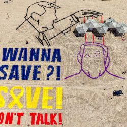 Esta vista aérea muestra una instalación que representa las siluetas del presidente estadounidense Donald Trump, con hilos que se extienden desde sus manos hasta una figura del primer ministro israelí, Benjamin Netanyahu, con el lema en inglés "¡¿Quieres salvar?! ¡Salvar! ¡No hables!", colocado sobre la arena de la playa frente a la sede de la Embajada de Estados Unidos en Tel Aviv, conmemorando el 700.º día de cautiverio de los rehenes israelíes retenidos en la Franja de Gaza por militantes palestinos desde los ataques de octubre de 2023 y la guerra en curso contra Hamás. | Foto:JACK GUEZ / AFP