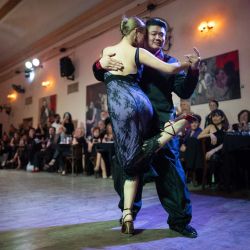 Imagen de Su Junqiang y Guo Xingzhu, realizando una presentación durante la Milonga de Campeones, en Buenos Aires, Argentina. | Foto:Xinhua/Martín Zabala