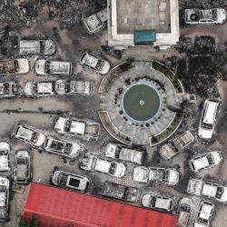 Una vista aérea muestra vehículos destrozados dentro de las instalaciones del edificio incendiado del Departamento de Carreteras de Nepal, un día después de que los manifestantes lo incendiaran en Katmandú. | Foto:PRABIN RANABHAT / AFP