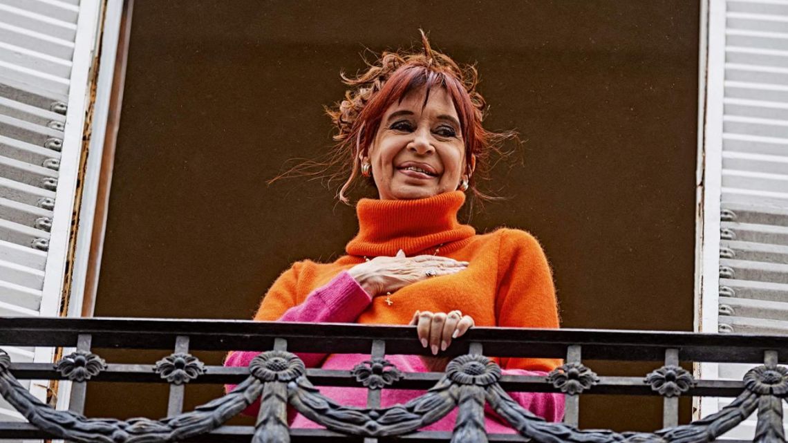 Cristina Kirchner comparó a Javier Milei con Mauricio Macri: "Una verdadera bomba de tiempo"