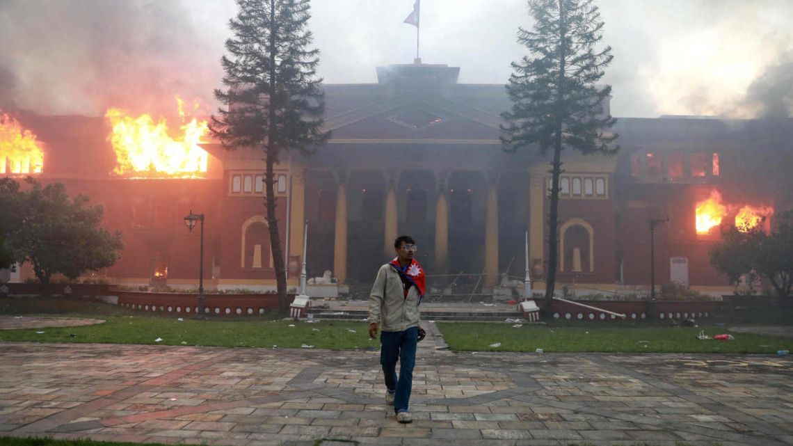 写真のネパールの危機：火の火、25人の死と絞られたライドが生きたまま燃やされた