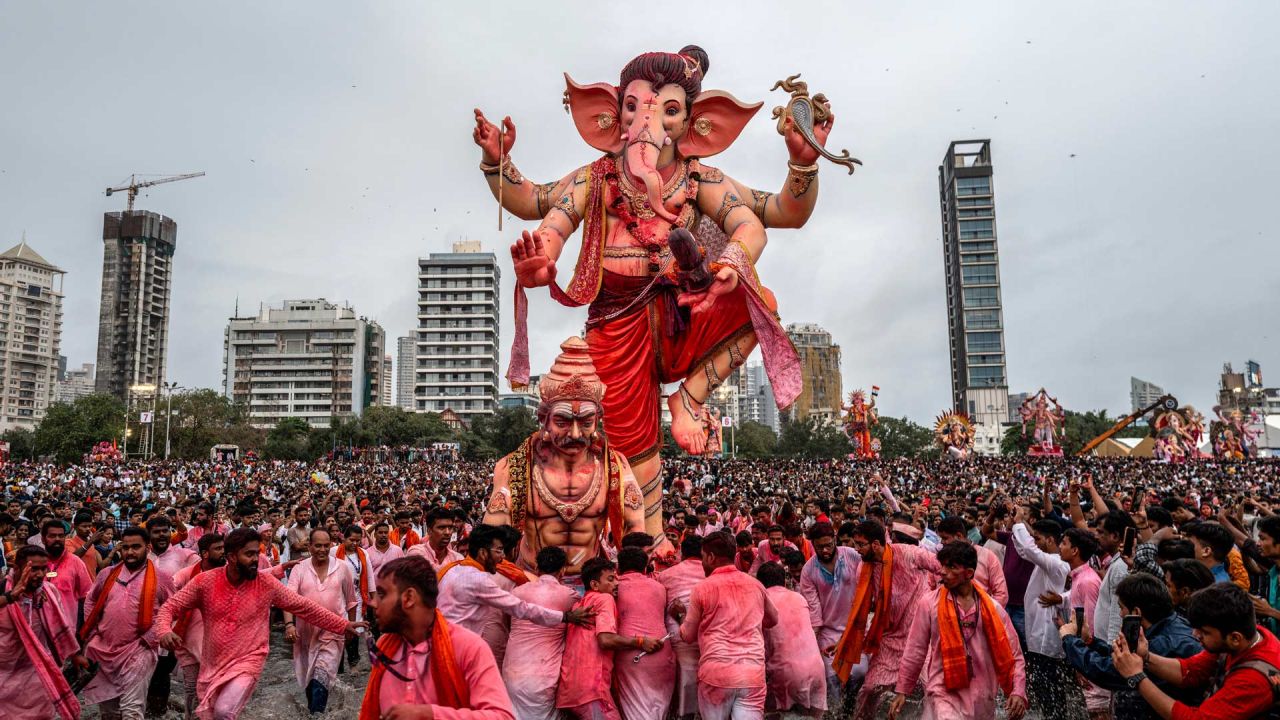 Devotos portan un ídolo de Ganesha, la deidad hindú con cabeza de elefante, para su inmersión en el Mar Arábigo en Mumbai, el último día del festival Ganesh Chaturthi. | Foto:PUNIT PARANJPE / AFP