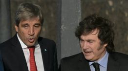 Luis Caputo junto a Javier Milei