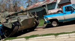 Un tanque de guerra embistió sobre una camioneta estacionado en pleno centro de Concordia 