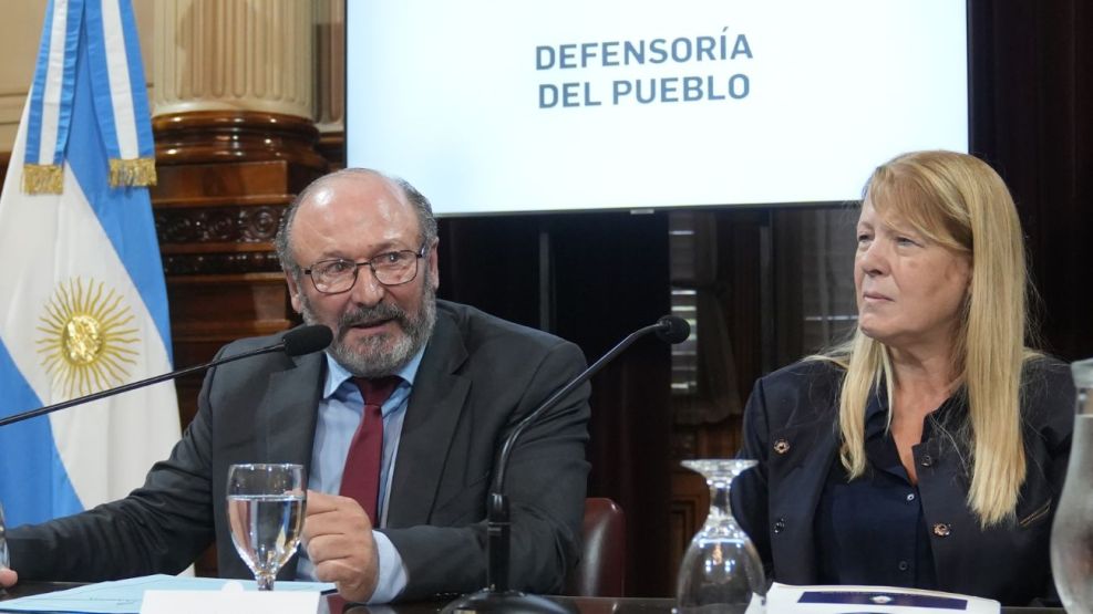 El senador Daniel Kroneberger y la diputada Margarita Stolbizer, presidente y secretaria de la bicameral de la Defensoría del Pueblo