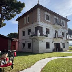 Castilla y León hace gala de varias rutas vitivinícolas que combinan el turismo rural con su esencia cálida.