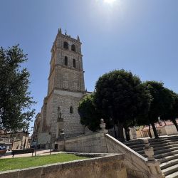 Castilla y León hace gala de varias rutas vitivinícolas que combinan el turismo rural con su esencia cálida.