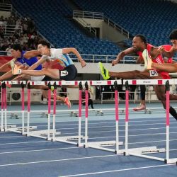 Abe Tatsuki, de Japón, compite durante el evento de vallas 110m masculinos en el World Athletics Continental Tour 2025, en Beijing, China. | Foto:Xinhua/Ju Huanzong