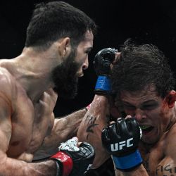 El francés Nassourdine Imavov pelea contra el brasileño Caio Borralho durante su combate de artes marciales mixtas en la cuarta edición del Ultimate Fighting Championship (UFC) de pesos medios en el Bercy Accor Arena, en París. | Foto:JULIEN DE ROSA / AFP