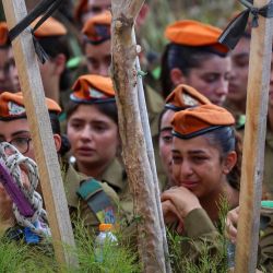 Las tropas israelíes lloran durante el funeral de su compañero soldado Amit Arye Regev, quien murió un día antes en la guerra en la Franja de Gaza, durante su funeral en el cementerio militar de la ciudad central de Modiin. | Foto:GIL COHEN-MAGEN / AFP