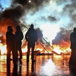 Manifestantes prendieron fuego para bloquear el viaducto de Calix durante una manifestación como parte del movimiento de protesta "Bloquons tout" ("Bloqueemos todo") en Caen, noroeste de Francia. | Foto:LOU BENOIST / AFP