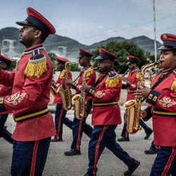 Miembros de la Banda de Marcha de la República Etíope actúan en la Gran Presa del Renacimiento Etíope (GERD) durante su ceremonia de inauguración oficial en Guba. | Foto:LUIS TATO / AFP