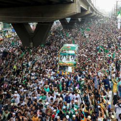 Musulmanes abarrotan las calles durante la procesión religiosa del Eid-e-Milad-un-Nabi, en Chittagong, Bangladesh, en la que murieron dos personas en una estampida. | Foto:Azim Aunon / AFP