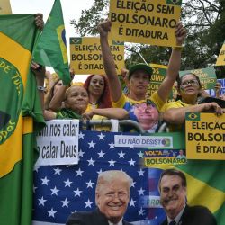 Partidarios del expresidente brasileño Jair Bolsonaro, enjuiciado por su presunta participación en un intento de golpe de Estado, sostienen pancartas alusivas durante una manifestación durante el Día de la Independencia, en São Paulo, Brasil. | Foto:NELSON ALMEIDA / AFP