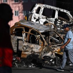 Se ven autos calcinados frente al Tribunal Supremo durante el toque de queda impuesto para restablecer el orden público en Katmandú. El expresidente del Tribunal Supremo de Nepal, Sushila Karki, es la principal opción para líder interino, según declaró un representante de la "Generación Z", tras las mortíferas manifestaciones que derrocaron al primer ministro. | Foto:PEDRO PARDO / AFP