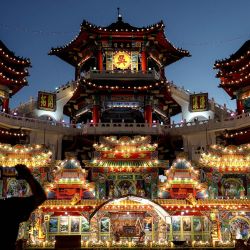Un hombre toma una fotografía mientras el Templo Zhuputan se ilumina con luces de colores para conmemorar el Festival de Fantasmas Keelung Zhongyuan, la mayor celebración de este tipo en Taiwán, que se celebró en Keelung. | Foto:I-Hwa Cheng / AFP
