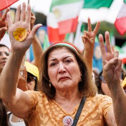 Un manifestante participa en una manifestación contra el régimen iraní en Bruselas. La protesta, convocada por la organización opositora Consejo Nacional de la Resistencia de Irán (CNRI), exige la implementación de las resoluciones del Consejo de Seguridad de la ONU contra el régimen iraní. | Foto:Simon Wohlfahrt / AFP